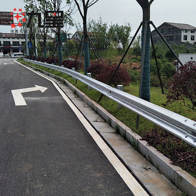 簡述高速公路設置波形護欄板的作用